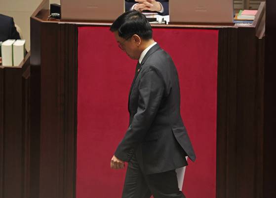 Minister of Economy and Finance Choi Sang-mok exits the main hall of the assembly after a plenary session at the National Assembly in Yeouido, western Seoul, on May 1. [YONHAP]