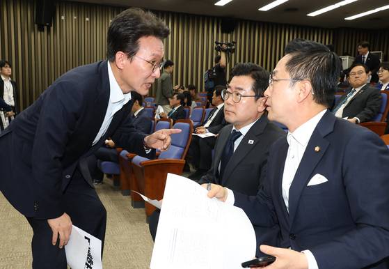 Democratic Party lawmakers, including floor leader Park Chan-dae, converse during an emergency party caucus convened at the National Assembly in Yeouido, western Seoul, on May 1. [NEWS1]