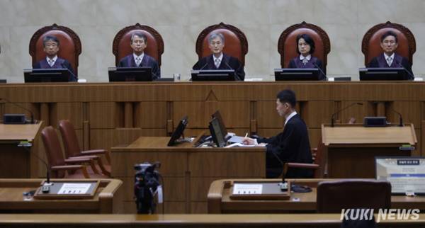 조희대 대법원장이 1일 오후 더불어민주당 이재명 대선 후보의 공직선거법 사건 전원합의체 선고를 위해 서울 서초구 대법원 대법정에 입장해 장내 정돈을 선언하고 있다. 유희태 기자&nbsp;