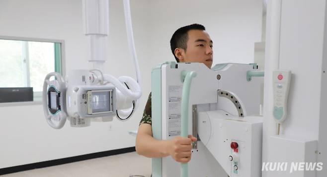 육군 여단급 의무시설에 최초로 도입된 X-ray로 장병을 촬영하고 있다.(육군 15사단 제공)