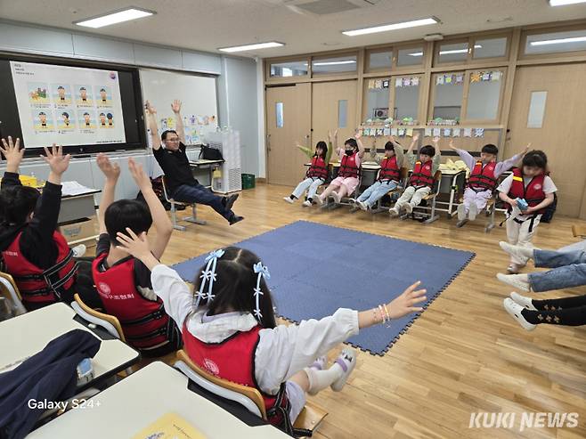 초등학교 1~2학년을 대상으로 실시하는 찾아가는 생존수영교육 모습.