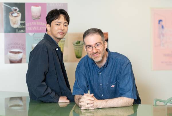 뮤지컬 ‘어쩌면 해피 엔딩’의  박천휴(왼쪽) 작가와 윌 애런슨 작곡가.      CJENM