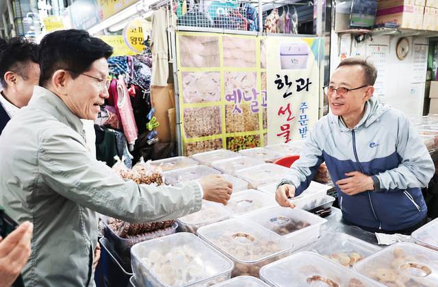 김문수 국민의힘 대선 경선 후보가 1일 중원 공략을 위해 대전 동구 중앙시장을 찾아 상인과 악수하고 있다. 김 후보의 충청권 방문은 출마 선언 후 처음이다. 연합뉴스