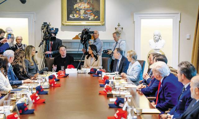 도널드 트럼프 미국 행정부에서 정부효율부(DOGE)를 이끌어온 일론 머스크(왼쪽 다섯 번째)가 지난 30일(현지시간) 백악관 각료회의에 참석해 트럼프(맨 오른쪽) 대통령을 바라보며 발언하고 있다. 로이터연합뉴스