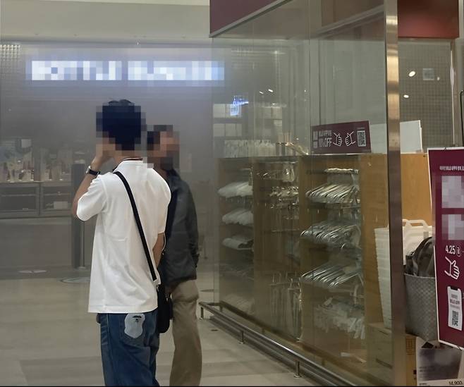 2일 오후 서울 송파구 롯데월드 내 롯데마트에서 화재가 발생해 소방당국이 진화 중이다. 독자제공, 연합뉴스