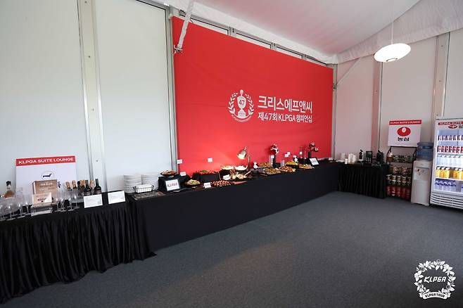 KLPGA스위트 라운지 내에 마련된 케이터링 코너. KLPGA