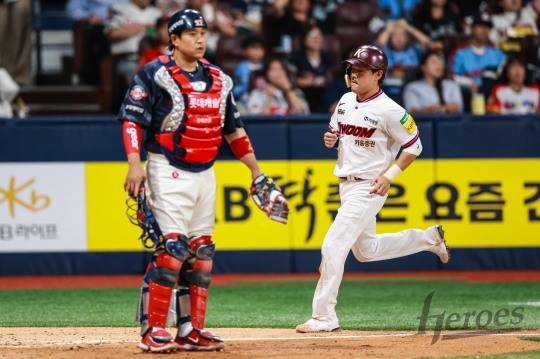 홈에 들어와 득점에 성공한 이용규. 사진[연합뉴스]