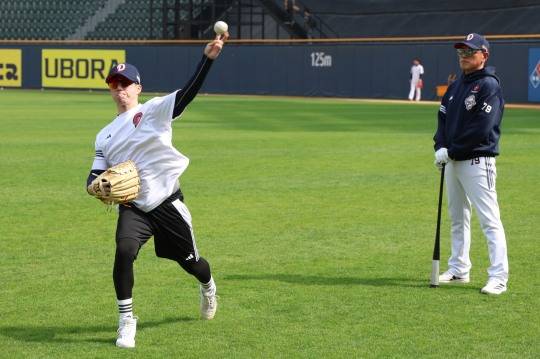연습투구 하는 두산 고효준(왼쪽). 사진[연합뉴스]