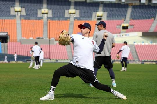 두산 유니폼입고 새 출발 한 고효준.