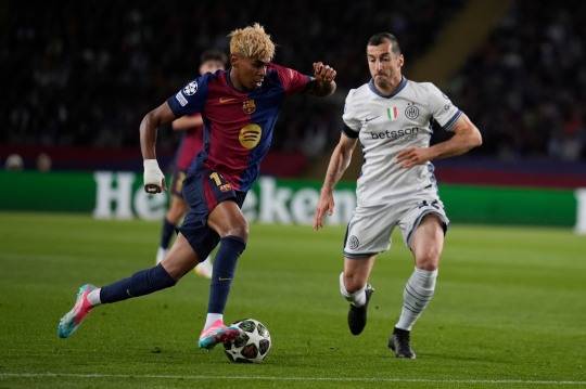 드리블 하는 야말(왼쪽). 사진[AP=연합뉴스]