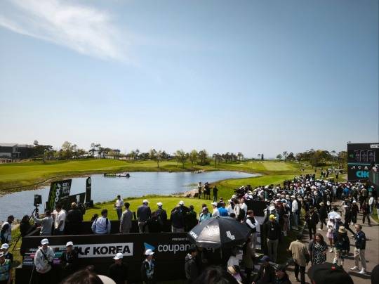 1번홀 티샷 전에 모인 갤러리들의 모습. 사진[연합뉴스]