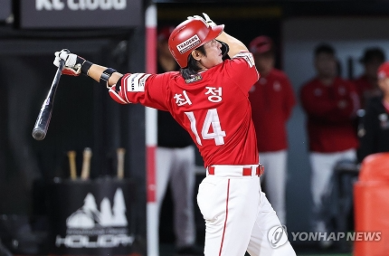 최정이 2일 복귀전에서 투런포를 터뜨리고 있다.