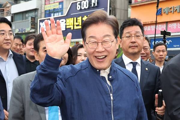 ▲대법원이 더불어민주당 이재명 대선 후보의 공직선거법 위반 사건에 대해 유죄 취지로 파기환송 판결을 한 1일 이 후보가 전국 각지에서 민심을 듣는 '골목골목 경청투어'을 시작하며 경기도 포천 중앙로에서 시민들을 만나며 인사하고 있다. ⓒ연합뉴스