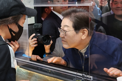 민심을 듣는 ‘골목골목 경청 투어’를 시작한 더불어민주당 이재명 대선 후보가 1일 경기도 북부 접경지역인 포천의 한 치킨집에서 상인과 대화하며 귀를 기울이고 있다. [사진 출처 = 연합뉴스]