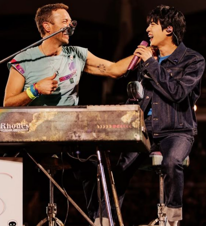 역대 내한공연 중 최대 규모로 최다 회차, 최다 관객 기록을 세운 록밴드 콜드플레이. 해당 사진은 콜드플레이 보컬 크리스 마틴과 글로벌 슈퍼 그룹 ‘방탄소년단’(BTS) 진이 듀엣하는 모습. [사진출처 = 콜드플레이 인스타그램 캡처]