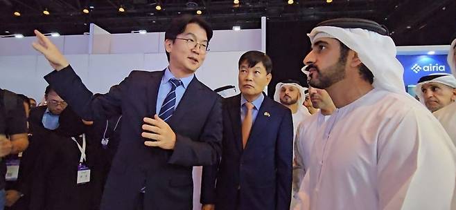 두바이 AI페스티벌 행사 중 한국관을 깜짝 방문한 셰이크 함단 빈 무함마드 알 막툼 왕세자에게 윤준배 NIPA UAE센터장이 참여 한국 기업에 대해 설명을 하고 있다