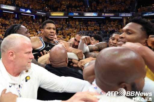 밀워키의 아데토쿤보는 인디애나와 5차전이 끝난 뒤 할리버튼의 부친 존 할리버튼과 충돌했다. 사진=ⓒAFPBBNews = News1