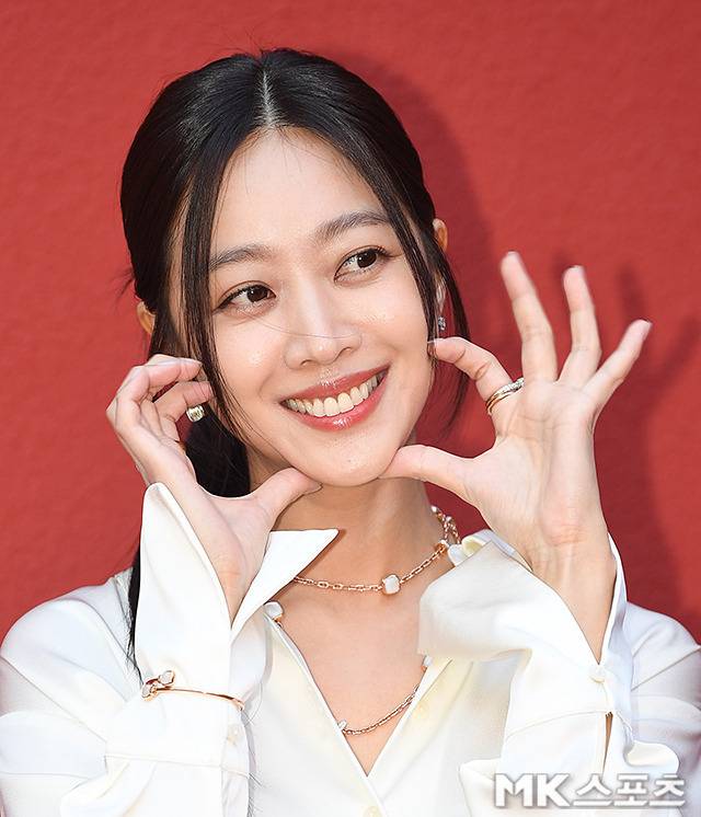 조보아가 4월 30일 오후, 서울 성수동에서 열린 ‘디 아트 오브 누도’ 팝업 오프닝 행사에 참석해 단아함과 트렌디함이 공존하는 완성형 비주얼을 선보였다. 사진=천정환 기자