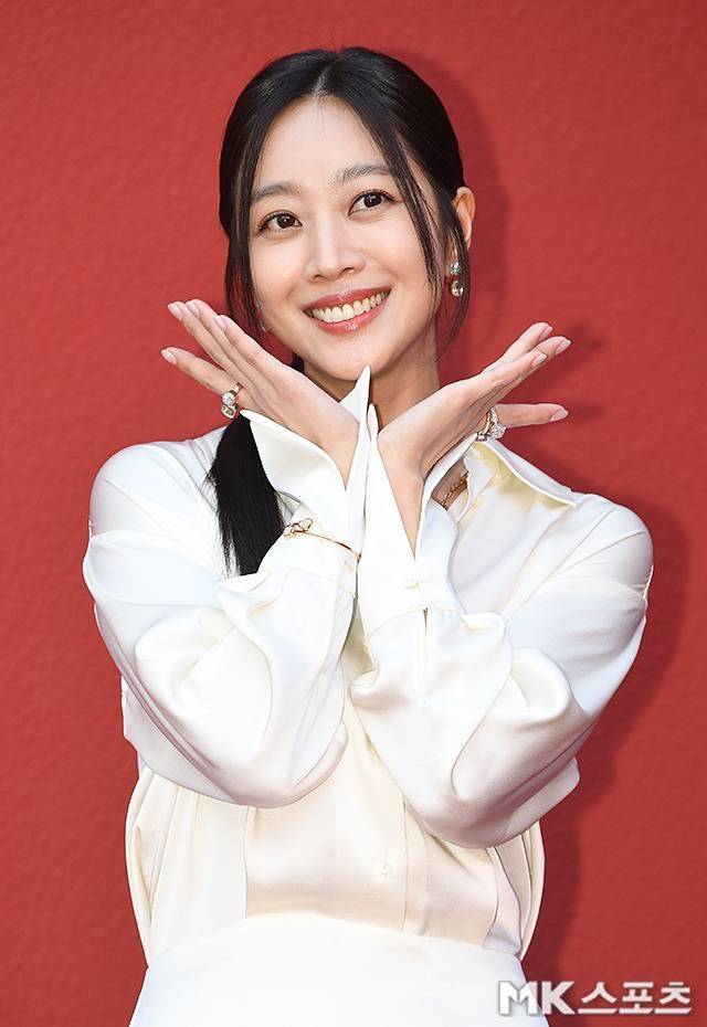 조보아는 자연스러운 광택이 도는 새틴 셔츠와 언밸런스 헴라인이 돋보이는 미니스커트를 매치해 청순하면서도 도시적인 스타일을 완성했다. 사진=천정환 기자