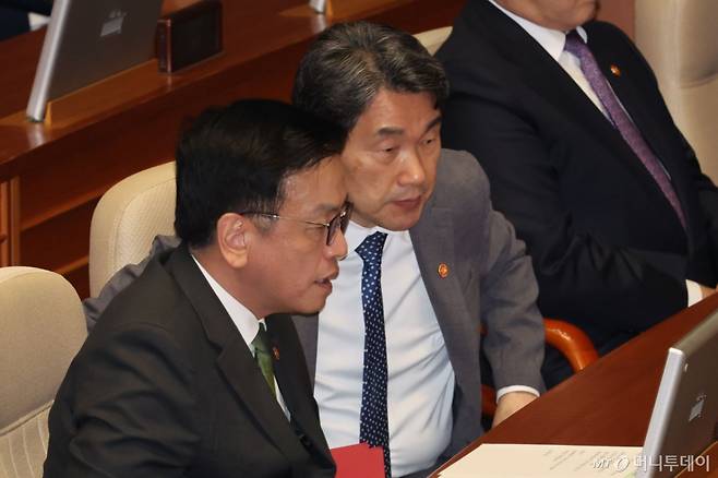 [서울=뉴시스] 권창회 기자 = 1일 서울 여의도 국회에서 열린 제424회 국회(임시회) 제7차 본회의에서 최상목 경제부총리 겸 기획재정부 장관과 이주호 사회부총리 겸 교육부 장관이 대화하고 있다. 2025.05.01.   /사진=권창회