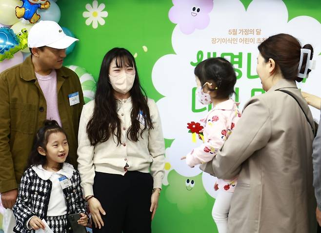 1일 낮 12시 서울 서대문구 사랑의장기기증운동본부에서 심장이식인 김주아양(4)이 장기기증인 유가족의 가슴에 직접 만든 카네이션을 달고 있다./사진제공=사랑의장기기증운동본부.