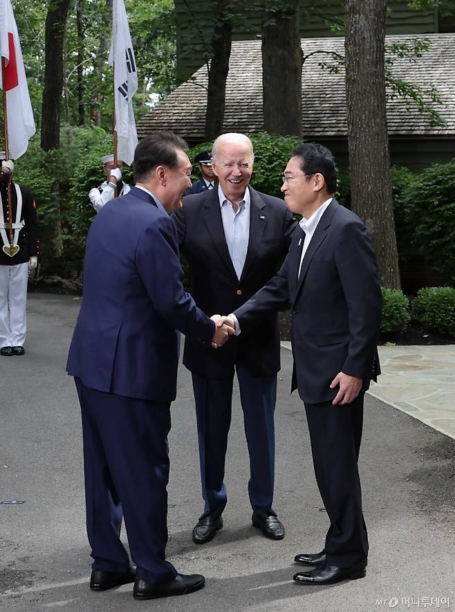 윤석열 대통령과 조 바이든 미국 대통령, 기시다 후미오 일본 총리가 2023년 8월18일(현지시간) 미국 메릴랜드주에 위치한 미국 대통령 별장 캠프 데이비드에서 한미일 정상회의 전 대화하는 모습. / 사진=대통령실