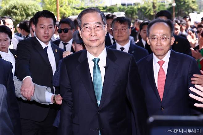 (서울=뉴스1) 김민지 기자 = 한덕수 전 국무총리가 2일 오전 서울 여의도 국회에서 '국민께 드리는 약속'을 주제로 제21대 대통령 선거 출마를 선언하기 위해 소통관에 입장하고 있다.2025.5.2/뉴스1  Copyright (C) 뉴스1. All rights reserved. 무단 전재 및 재배포,  AI학습 이용 금지. /사진=(서울=뉴스1) 김민지 기자