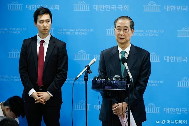 한덕수 전 국무총리가 2일 오전 서울 여의도 국회 소통관에서 '국민께 드리는 약속'을 주제로 제21대 대통령 선거 출마를 선언한 뒤 취재진 질의에 답하고 있다. 2025.5.2/사진=뉴스1 /사진=(서울=뉴스1) 안은나 기자