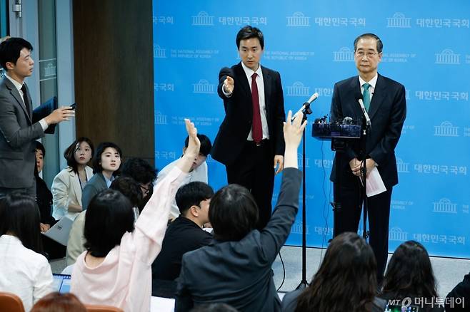 한덕수 전 국무총리가 2일 오전 서울 여의도 국회 소통관에서 '국민께 드리는 약속'을 주제로 제21대 대통령 선거 출마를 선언한 뒤 취재진 질문을 받고 있다. 2025.5.2/사진=뉴스1 /사진=(서울=뉴스1) 안은나 기자