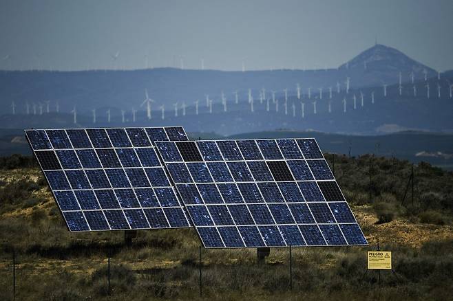 4월5일(현지시간) 스페인 나바라 지방에 설치된 태양광 패널과 풍력 터빈들/AFPBBNews=뉴스1
