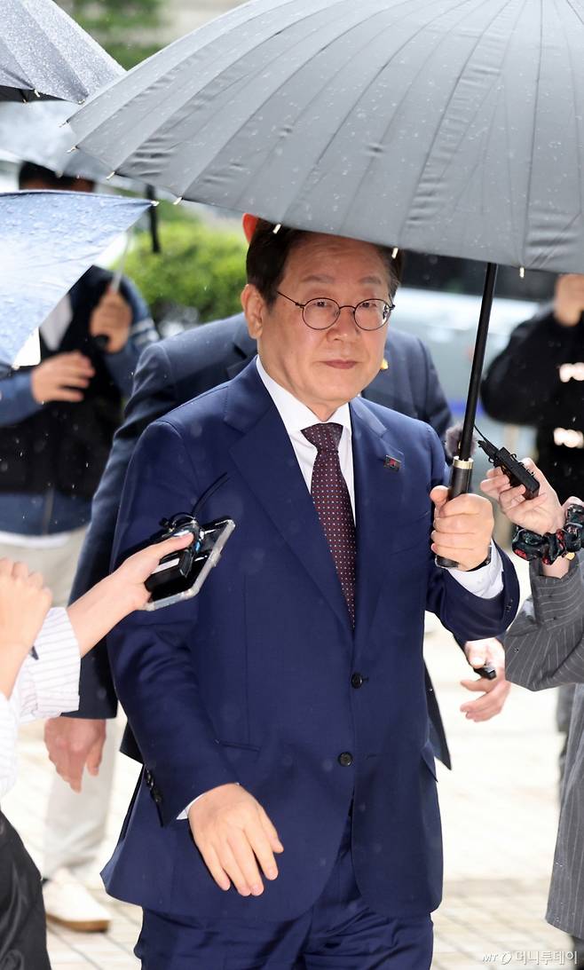 [서울=뉴시스] 김선웅 기자 = 이재명 제21대 대통령 선거 더불어민주당 경선 후보가 22일 서울 서초구 서울 서초구 서울중앙지법에서 열린 대장동 배임 및 성남FC 뇌물 의혹 사건 75차 공판에 출석하고 있다. 2025.04.22. mangusta@newsis.com /사진=김선웅