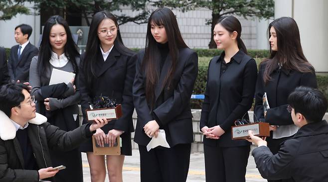 그룹 뉴진스 공동숙소에 불법 침입해 물건을 훔친 20대가 재판에 넘겨졌다.사진은 지난 3월7일 그룹 뉴진스가 서울 서초구 서울중앙지방법원에서 열린 '어도어, 뉴진스 상대 기획사 지위보전 및 광고계약 체결 등 금지 가처분' 심문기일을 마친 후 취재진의 질문에 답변하고 있는 모습. /사진=뉴시스