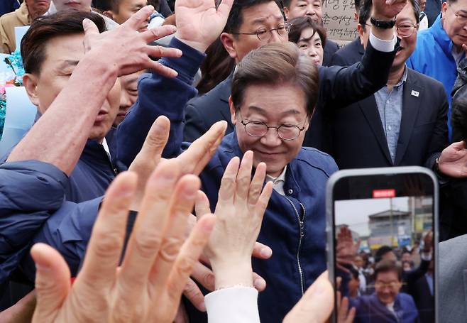 향후 이 후보가 대선에서 당선될 경우 재판을 중단해야 하는지를 두고 헌법 제84조 해석 문제가 핵심 쟁점으로 떠오를 가능성이 크다. 사진은 골목골목 경청투어에 나선 이재명 더불어민주당 대선후보가 1일 오후 경기도 연천군 전곡읍 인근에서 시민들과 인사하는 모습. /사진=뉴시스