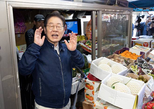 이재명 더불어민주당 대통령 후보가 "특별한 희생을 감내해 온 접경지역 주민들께는 특별한 보상이 필요하다"며 남북 신뢰 복원과 평화경제특구 지정을 골자로 한 접경지 공약을 내놨다. 사진은 민심을 청취하는 '경청 투어'에 나선 이재명 더불어민주당 대선후보가 2일 오전 강원도 철원군 동송전통시장을 찾아 시민들을 향해 인사하는 모습. /사진=뉴시스