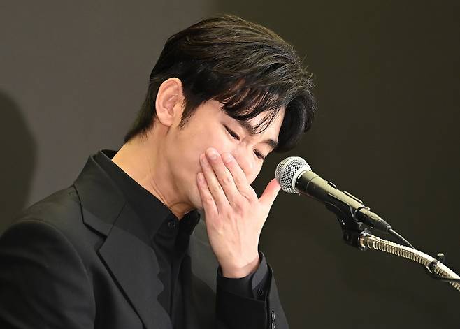 배우 김수현이 광고주에게 28억원 손해배상 청구 소송을 당해 총 피소 금액이 60억원에 달한다. 사진은 김수현이 지난 3월31일 서울 마포구 스탠포드호텔에서 기자회견을 열고 자신을 둘러싼 의혹에 대해 입장을 전하는 모습. /사진=뉴시스