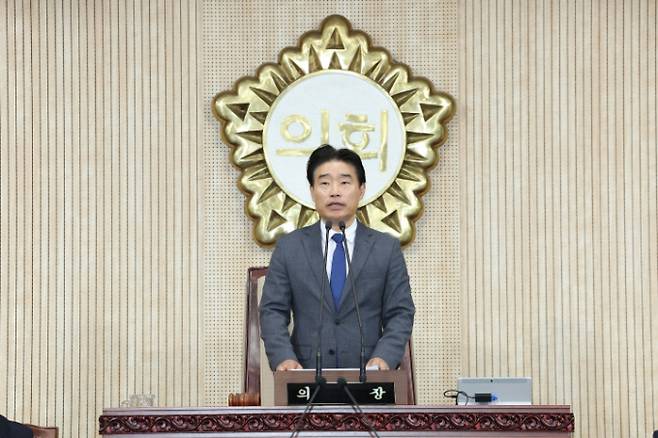 김운남 고양특례시의회 의장이 2일 제2차 본회의 폐회를 선언하고 있다. /사진제공=고양특례시의회