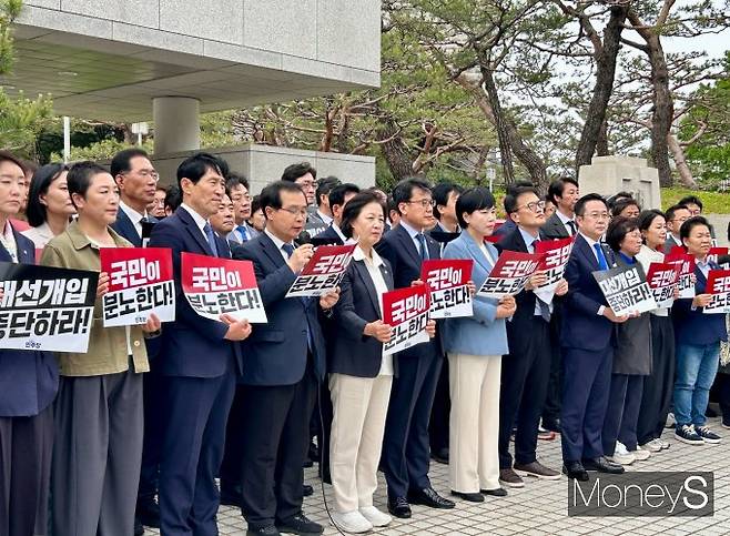 이번 논란은 전날(지난 1일) 대법원 전원합의체가 이재명 후보의 공직선거법 위반 사건에 대해 항소심의 무죄 판결을 깨고 유죄 취지로 서울고등법원으로 돌려보내면서 불거졌다. 사진은 박주민 의원(더불어민주당·서울 은평구갑)이 서울 서초구 대법원 앞에서 긴급 기자회견을 열고 집단 발언에 나선 모습. /사진=김성아 기자