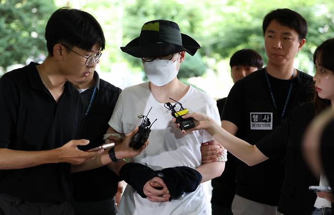 서울 은평구 한 아파트 단지에서 이웃을 일본도로 살해한 가해자가 항소심에서 심신미약을 주장했다. 사진은 지난해 8월1일 서울 마포구 서울서부지법에서 열린 구속 전 피의자심문에 출석하는 백모씨의 모습. /사진=뉴시스