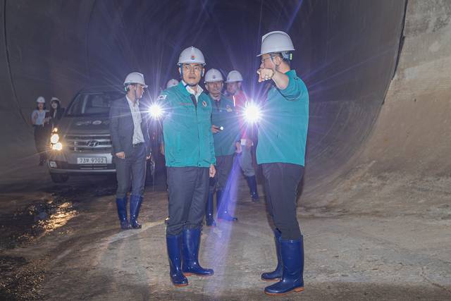 이기재(앞줄 왼쪽) 서울 양천구청장이 신월빗물저류배수시설에서 풍수해 대비 현장점검을 하고 있다. 양천구청 제공