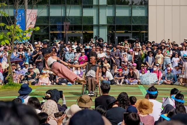 서울서커스페스티벌2024 공연 모습. 올해도 국내외 16편의 서커스를 즐길 수 있다. 서울문화재단 제공