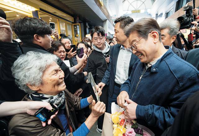 강원도 찾은 이재명 이재명(오른쪽) 더불어민주당 대통령 선거 후보가 2일 오전 강원 철원군 동송전통시장을 방문해 시민들과 대화하고 있다. 박윤슬 기자