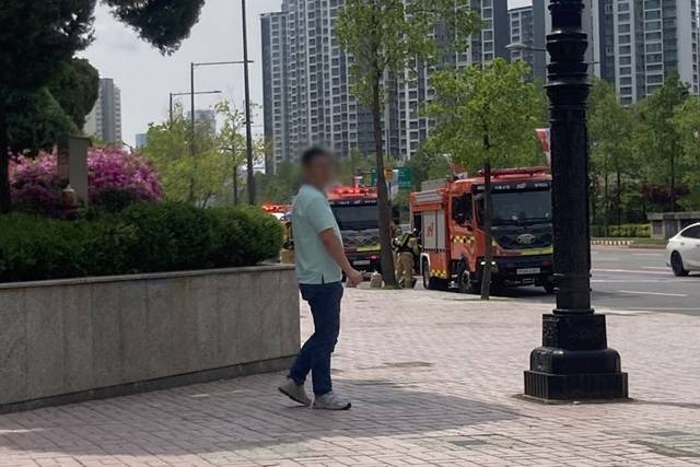 2일 오후 서울 송파구 잠실 롯데월드 내 롯데마트에서 불이 나 소방 당국이 진화 중인 것으로 알려진 가운데, 현장에 소방차가 출동하는 모습. 연합뉴스(독자 제공)