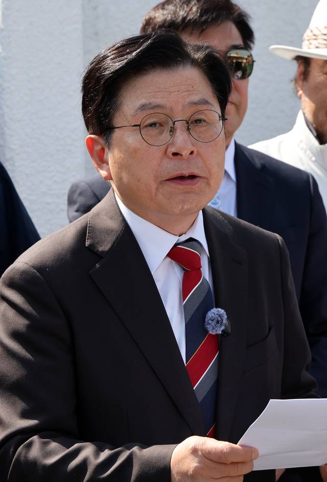 황교안 전 국무총리가 지난달 24일 오후 서울 종로구 정부서울청사 앞에서 지지자들과 함께 기자회견을 열고 한덕수 대통령 권한대행 국무총리에게 요청하는 부정선거 방지 조치 관련 발언을 하고 있다.  뉴시스