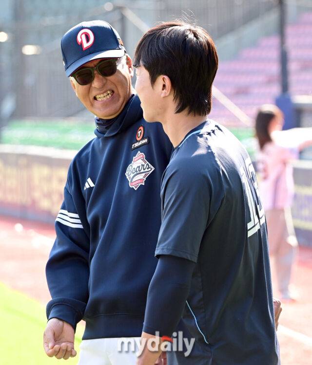 두산 고토 수석코치가 롯데 전민재와 반갑게 인사하고 있다 / 잠실 = 유진형 기자 zolong@mydaily.co.kr