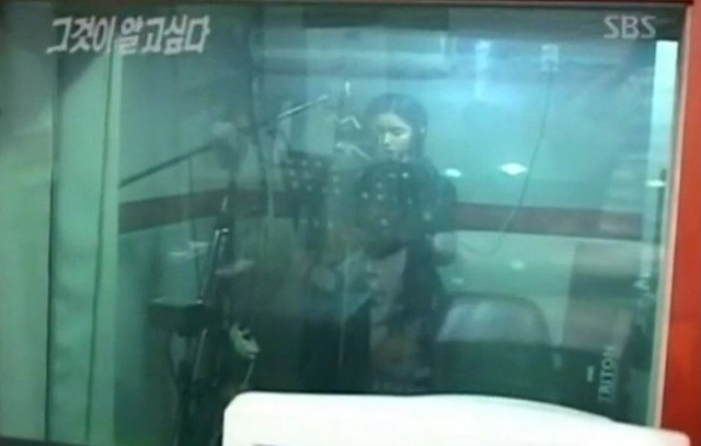 배우 신세경이 연습생 시절 녹음실에서 있는 모습 / 온라인 커뮤니티