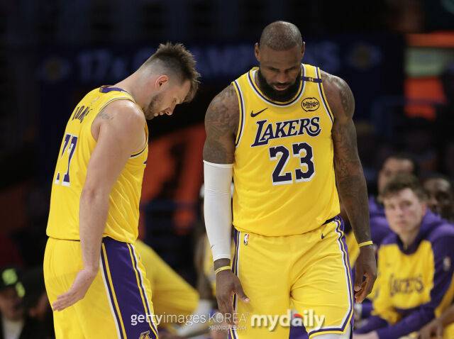 미네소타와 플레이오프 1라운드에서 패한 후 고개를 숙인 르브론(오른쪽)과 돈치치. /게티이미지코리아