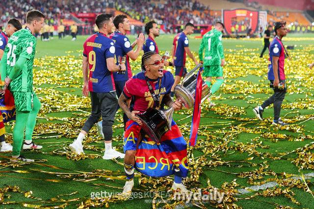 지난달 27일, 코파 델 레이 우승 후 기뻐하는 하피냐. /게티이미지코리아