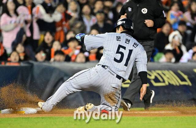 2025년 4월 10일 오후 서울 잠실구장에서 진행된 '2025 신한 SOL뱅크 KBO 리그' 한화 이글스와 두산 베어스의 경기. 한화 2루 주자 문현빈이 6회초 1사 1.2루서 채은성이 삼진을 당할 때 3루 도루에 성공하고 있다./마이데일리