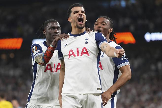 도미닉 솔란케가 2일(한국시간) 영국 런던의 토트넘 홋스퍼 스타디움에서 열린 2024-2025 UEL 4강 1차전에서 페널티킥으로 세번째 득점에 성공한 후 환호하고 있다. [AP]