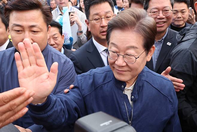 대법원이 이재명 더불어민주당 대선 후보의 공직선거법 위반 사건에 대해 유죄 취지로 파기환송 판결을 한 1일 이 후보가 전국 각지에서 민심을 듣는 ‘골목골목 경청투어’을 시작하며 경기도 연천 전곡읍에서 시민들을 만나며 인사하고 있다. [연합]